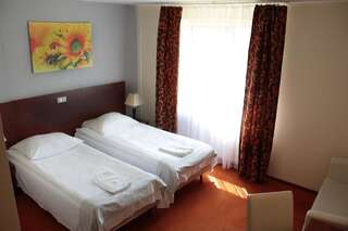 Отель Hotel Gordon Варшава Двухместный номер эконом-класса с 2 отдельными кроватями-3